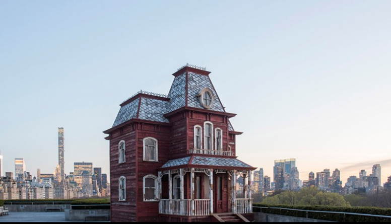 Досуг: Копию дома из триллера «Психо» установили на крыше музея в Нью-Йорке