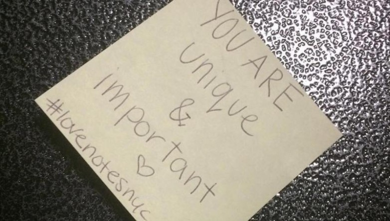 Досуг: Девушка дарит ньюйоркцам хорошее настроение, оставляя записки в метро