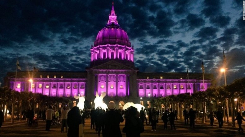 Знаменитости: В память о Принсе здания и мосты в США загорелись фиолетовым