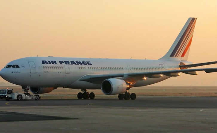 Бизнес: Новый дресс-код от авиакомпании Air France: стюардессы будут летать в Иран в хиджабах