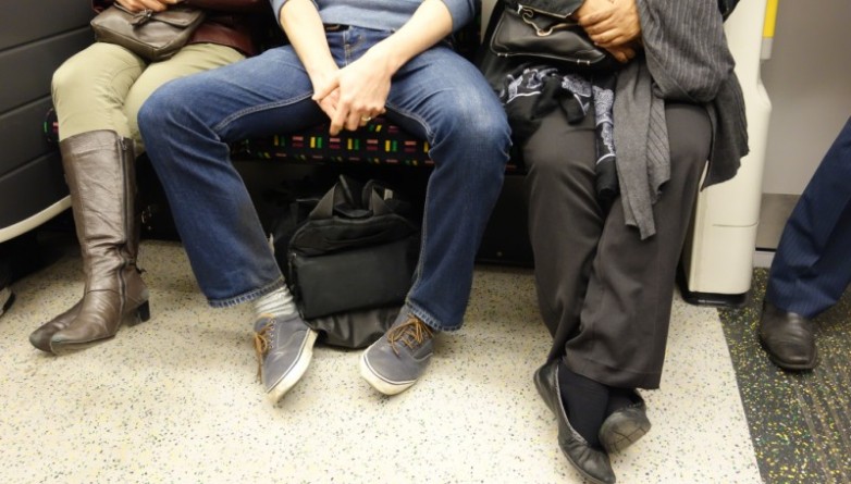 Юмор: Опрос жителей Нью-Йорка: стоять у двери в метро и не давать другим выйти - вот что действительно бесит