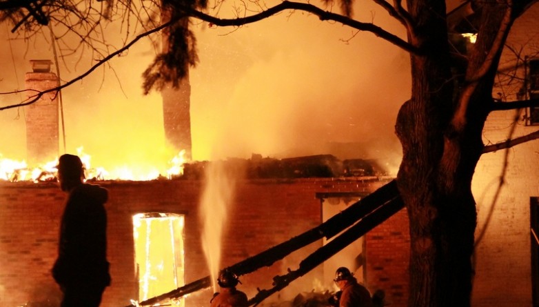 Происшествия: Два малыша погибли в огне, после того как мама оставила их одних дома