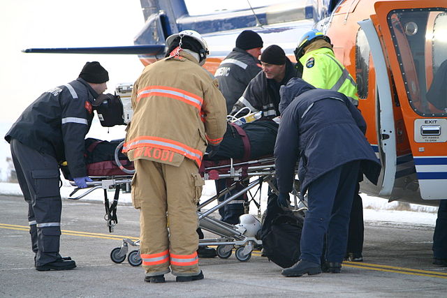 640px-Medical_evacuation_after_car_accident_Kawartha_Lakes_Ontario