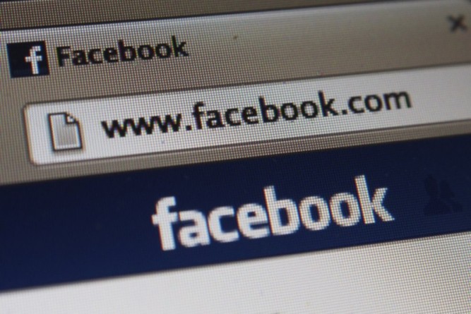 В мире: Facebook помогает незрячим увидеть фото, которыми поделились их друзья