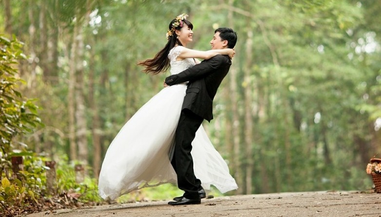 Досуг: Влюбленные парочки тратят невероятные суммы на свадьбы