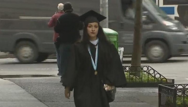 Популярное: Бездомная студентка, трудившаяся на четырех работах, закончила колледж с отличием