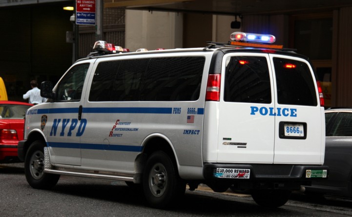 Происшествия: В Бруклине на скамейке полицейскими найден труп женщины с перерезанным горлом