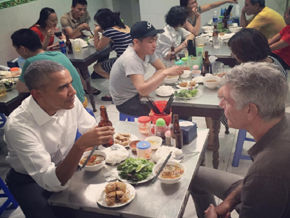 Видео: Барак Обама пообедал во Вьетнаме в обычной лапшичной всего за $ 6