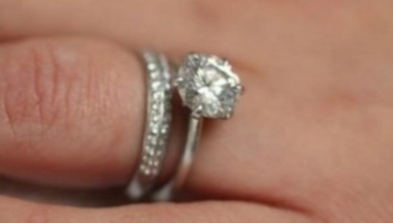 Происшествия: Мусорщики помогли женщине найти её свадебное и обручальное кольца