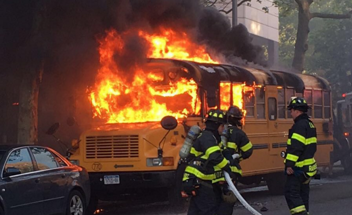 Происшествия: 11-летний мальчик арестован по подозрению в поджоге школьного автобуса еврейской школы