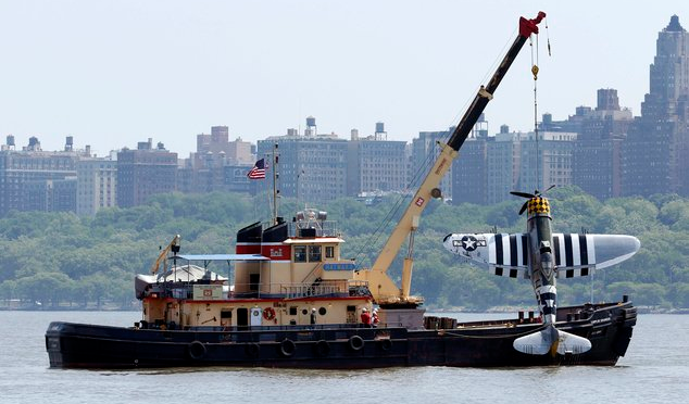 Видео: В Нью-Йорке в реку упал самолет времен Второй мировой войны