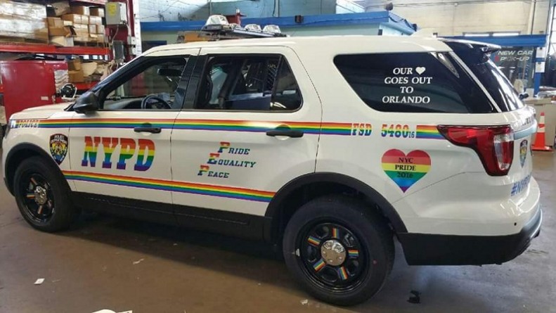 Видео: К Pride Week в Нью-Йорке собственной радугой обзавелись даже полицейские машины