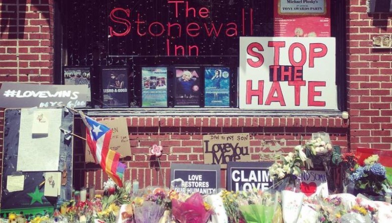 Происшествия: «Мы не боимся»: жители Нью-Йорка собираются у Стоунволл-Инн