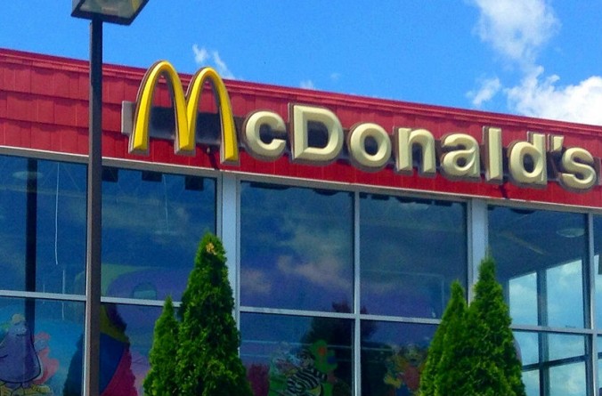 Происшествия: Две нью-йоркских девушки побили 76-летнего работника McDonald's