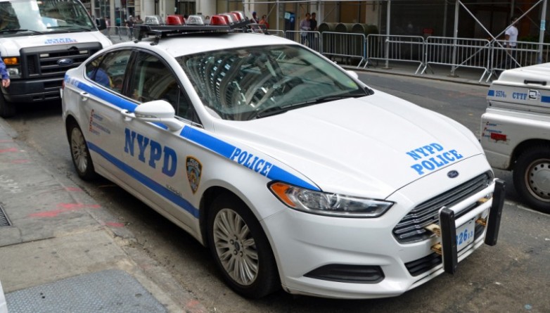 Происшествия: Нью-Йоркский полицейский арестован за избиение пожилой соседки