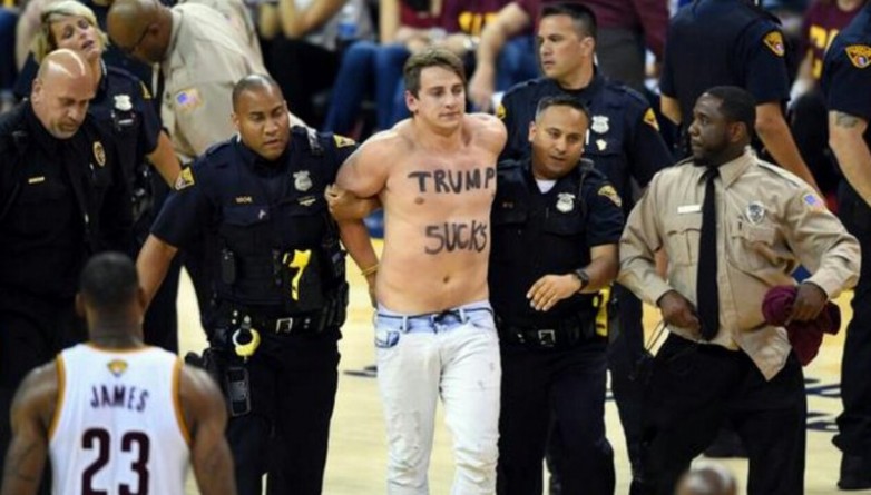 Происшествия: Мужчина с надписью «Трамп - отстой» на груди выбежал на поле в финале НБА