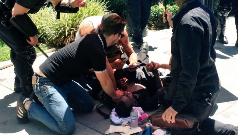 Происшествия: 7 человек ранены во время протестов белых националистов возле Капитолия штата Калифорния