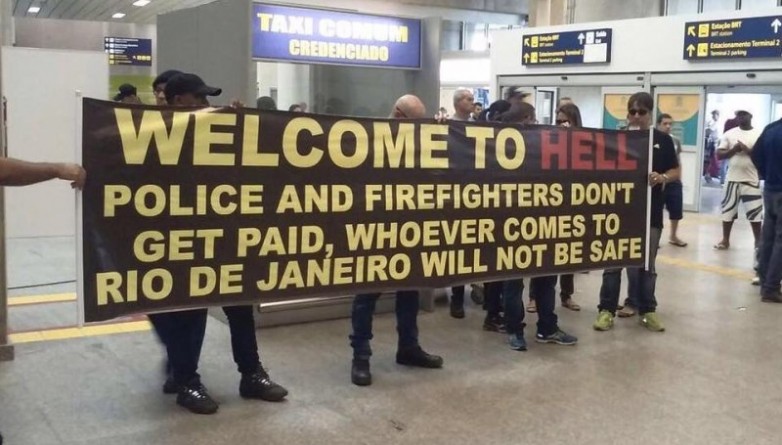 В мире: Бразильская полиция приветствует туристов в аэропорту с плакатом «Добро пожаловать в ад»