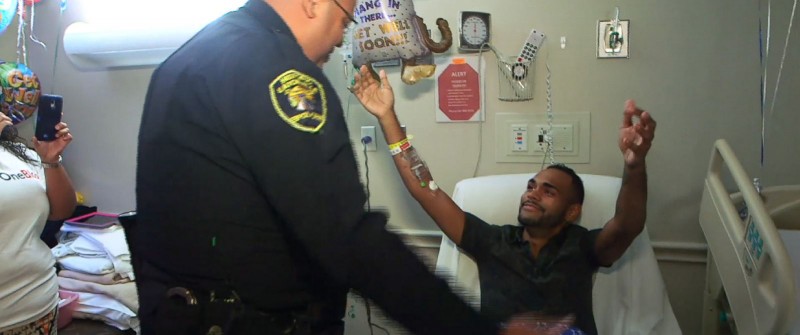 Популярное: Пострадавший в Орландо встретился со спасшим его полицейским