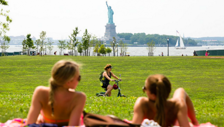Досуг: В каких парках Нью-Йорка уже можно поваляться на газоне?