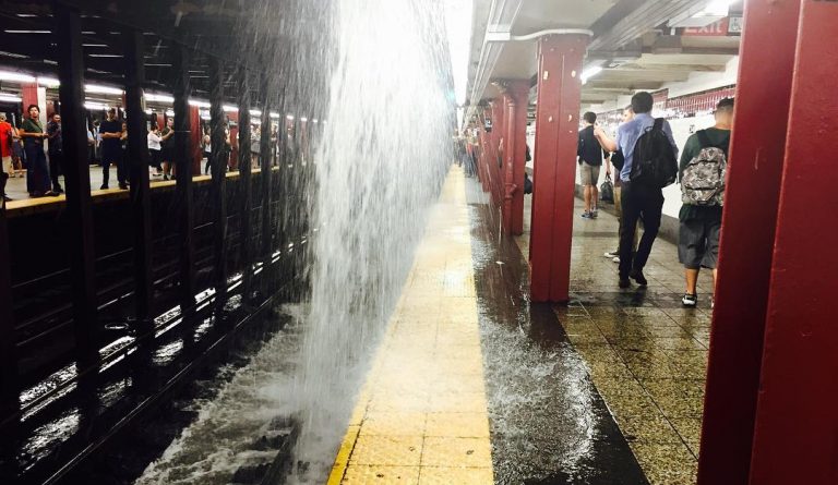 Погода: После дождя в нью-йоркском метро появились "водопады" (видео)