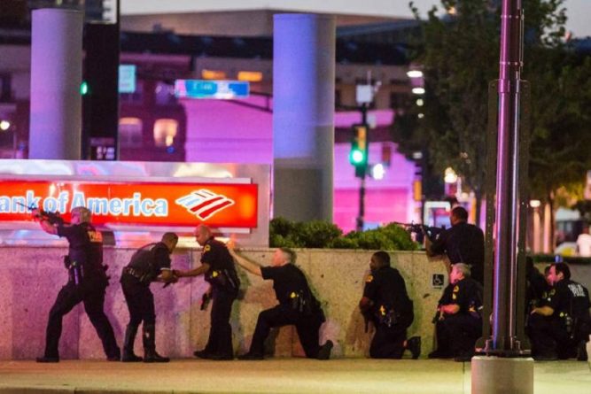 Видео: Ужасная перестрелка на демонстрации в Далласе: убиты 5 офицеров полиции, 7 раненых