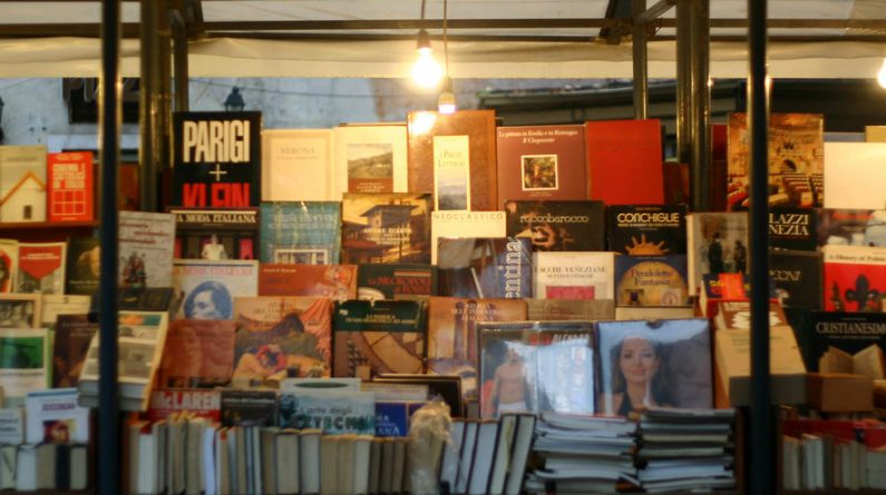 Происшествия: В Верхнем Вест-Сайде полиция конфисковала у уличных торговцев тысячи книг