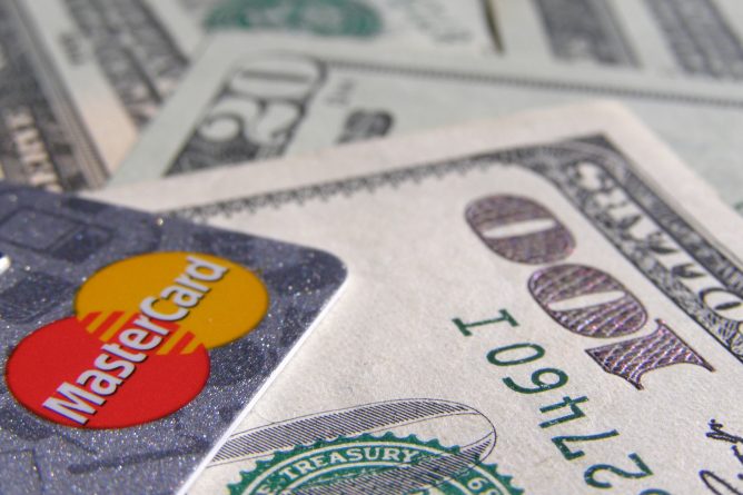 Происшествия: Более 50 украденных у нью-йоркцев кредитных карт использовались для оплаты покупок на $30 000