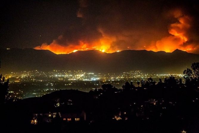 Видео: В Калифорнии продолжают свирепствовать пожары, 1500 человек эвакуировано