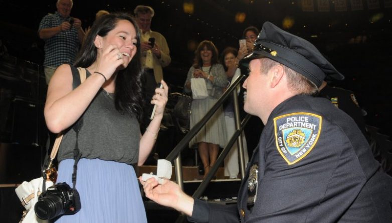Досуг: Полицейский сделал девушке предложение руки и сердца прямо посреди своего выпускного