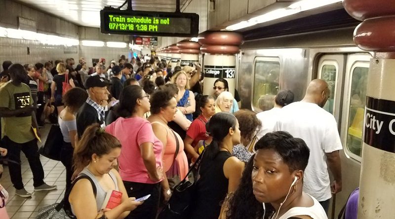 Происшествия: По всему Нью-Йорку перебои в работе метро