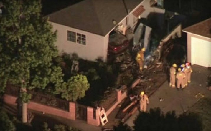 Происшествия: В Лос-Анджелесе автомобиль врезался в Дом Молитвы: 1 человек погиб и 8 ранено