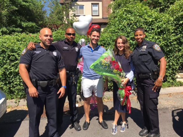 Популярное: Нью-Йоркские полицейские помогли молодому человеку сделать предложение своей девушке