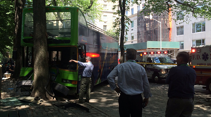 Происшествия: Автобус с туристами врезался в дерево около Центрального парка