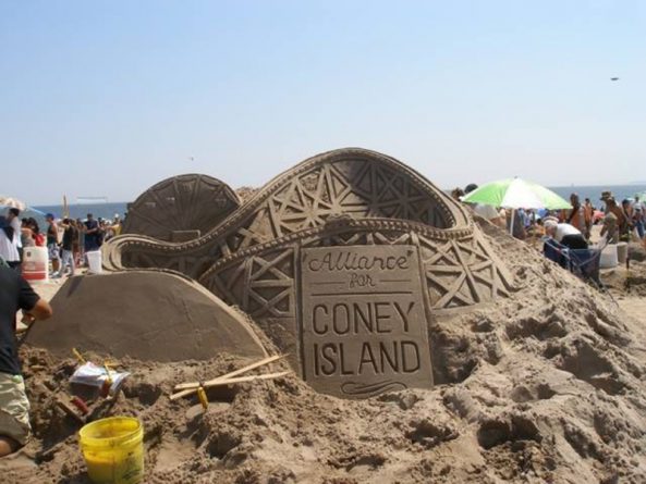Досуг: Скульптуры из песка на пляже в Кони-Айленд