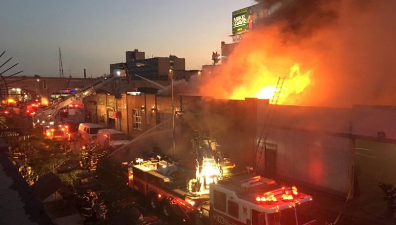 Происшествия: Пожар в Саннисайде: двое пожарных серьезно пострадали