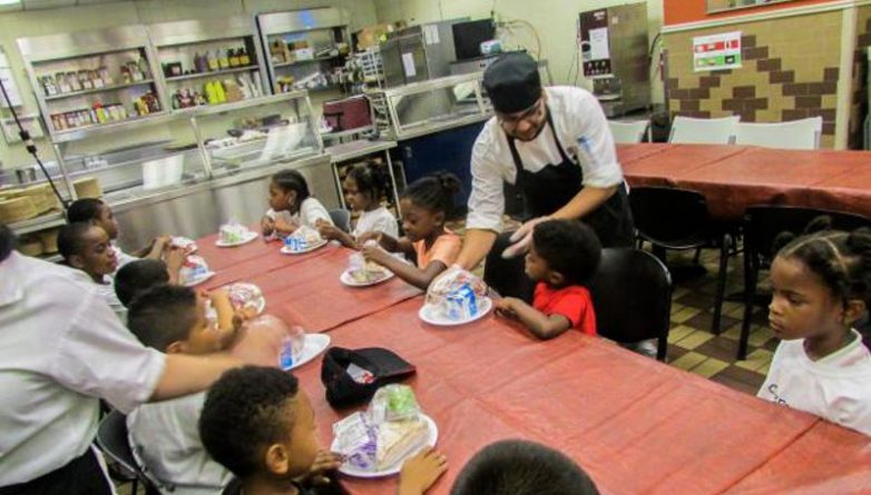 Популярное: Благотворительный фонд кормит школьников бесплатно во время каникул