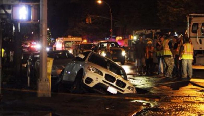 Происшествия: Машина провалилась в дыру в асфальте в Верхнем Вест-Сайде