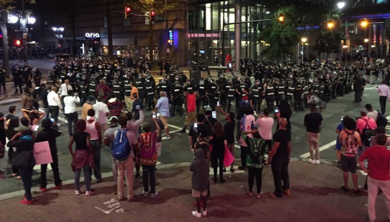 Происшествия: В Шарлотте объявили чрезвычайное положение из-за стычек полицейских и протестующих