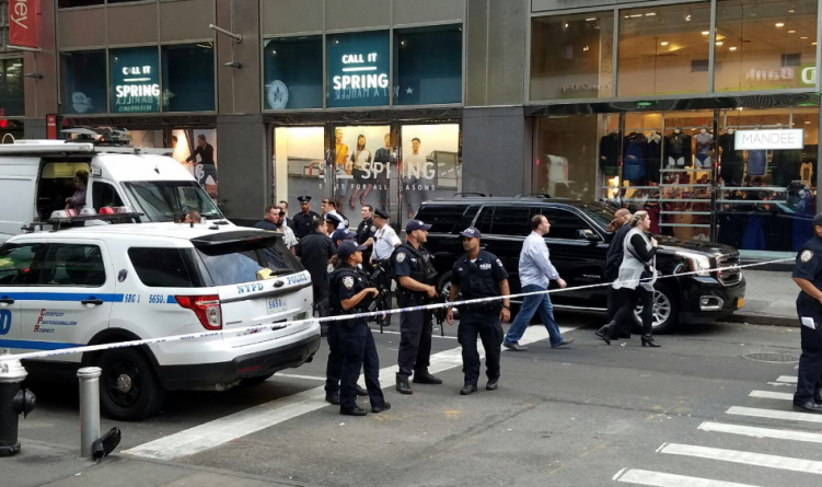 Происшествия: Стрельба в Манхэттене: мужчина с тесаком набросился на полицейского