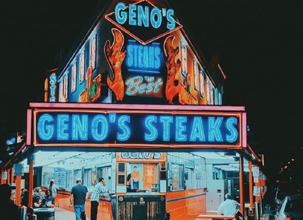 Досуг: Ресторан Geno’s Steaks убрал табличку «говорите по-английски»