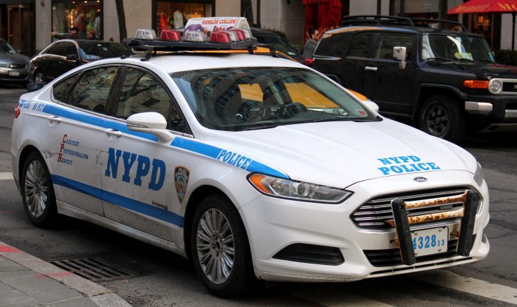 Происшествия: Полиция разыскивает водителя минивэна, сбившего женщину в центре Манхэттена