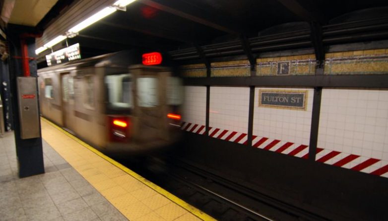 Происшествия: Человек прыгнул под поезд на Fulton Street Station