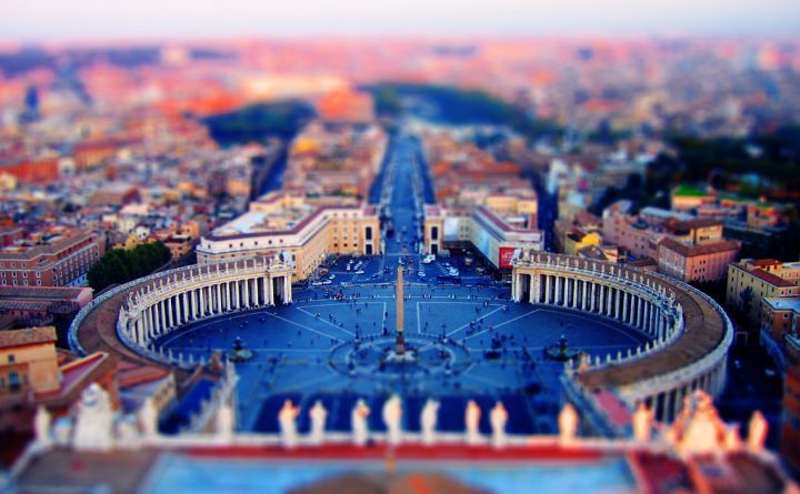 В мире: Ватикан запретил хранить прах дома и рассеивать его по ветру