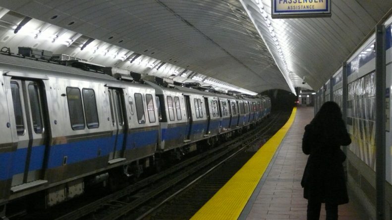Происшествия: Пассажиры бостонского метро спасались из задымленных вагонов (видео)