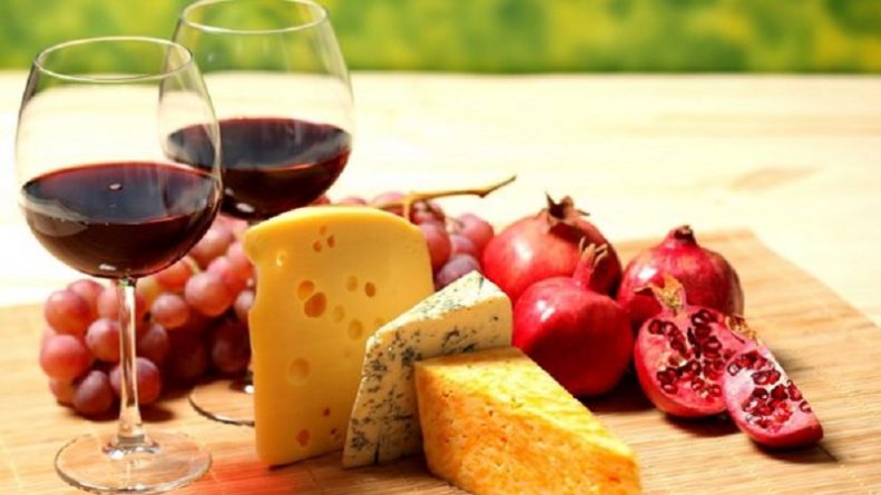 Досуг: Ученые установили, что сыр усиливает и улучшает вкус вина