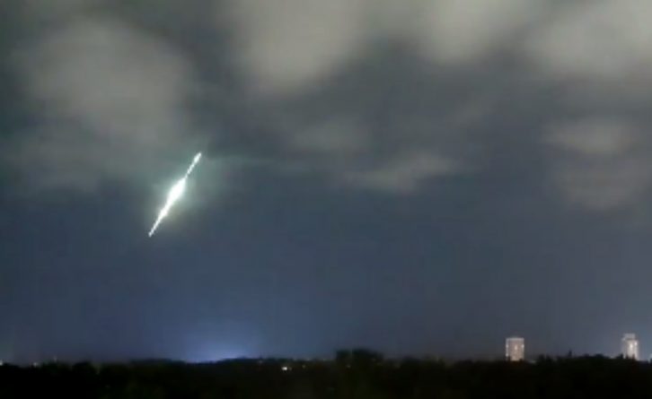 Происшествия: Метеор в небе над Восточным побережьем приняли за падающий самолет