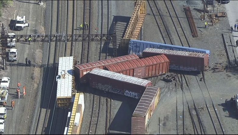 Происшествия: Сошедший с рельсов поезд нарушил сообщение между Коннектикутом и Нью-Йорком