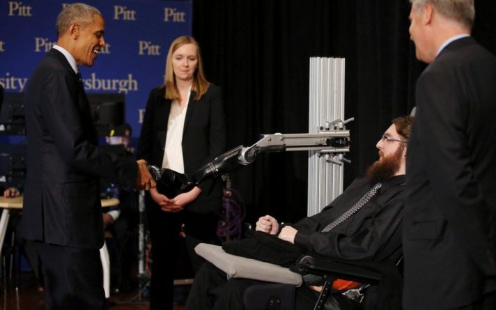 Технологии: Барак Обама пожал "роботизированную" руку парализованному мужчине