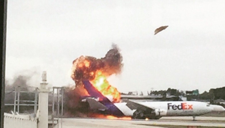 Происшествия: Во Флориде загорелся грузовой самолет FedEx